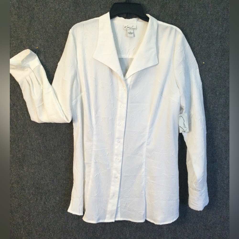 KIM ROGERS  NWT. Creme textured poly button up BLOUSE.  Long sleeve, side slit.